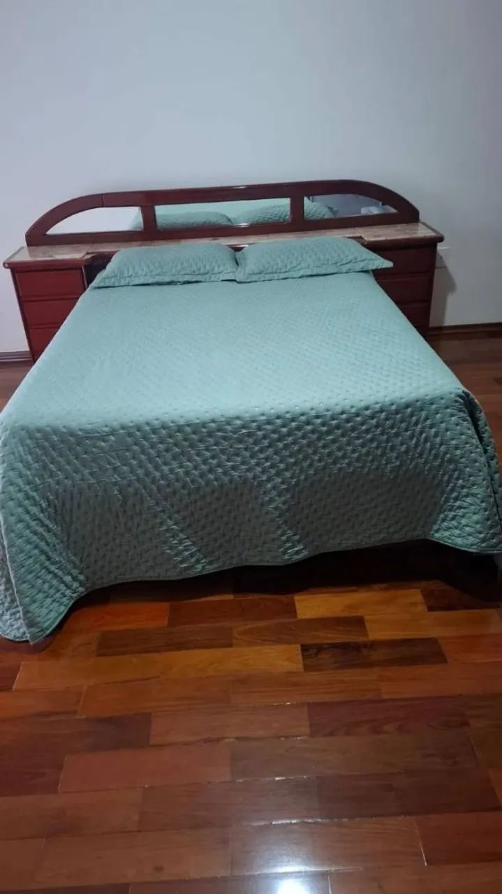 Cama de Casal Completa - Estilo Clássico / Mogno com Cabeceira Funcional