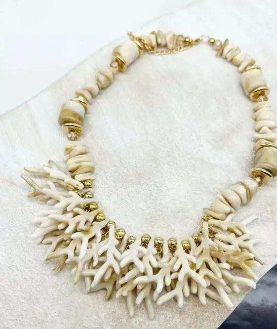 Colar resinado, cor creme