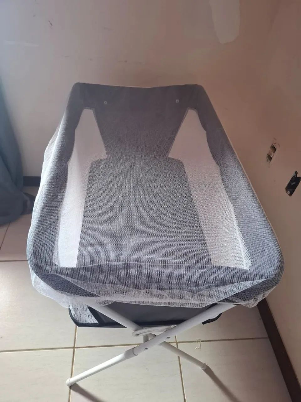 Berço Portátil Dobrável Cinza com Mosquiteiro - Ótimo Estado - Foto 4