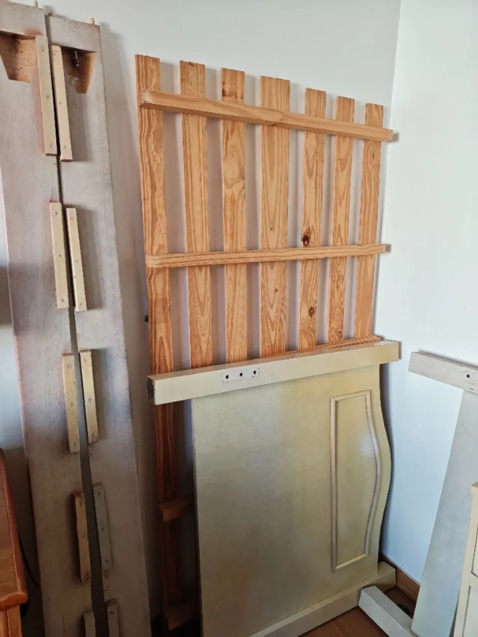 Cama de solteiro em madeira maciça 