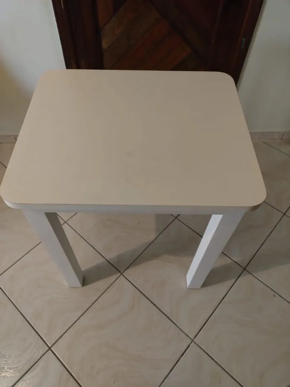 Mesa de madeira maciça <br>250 reis.