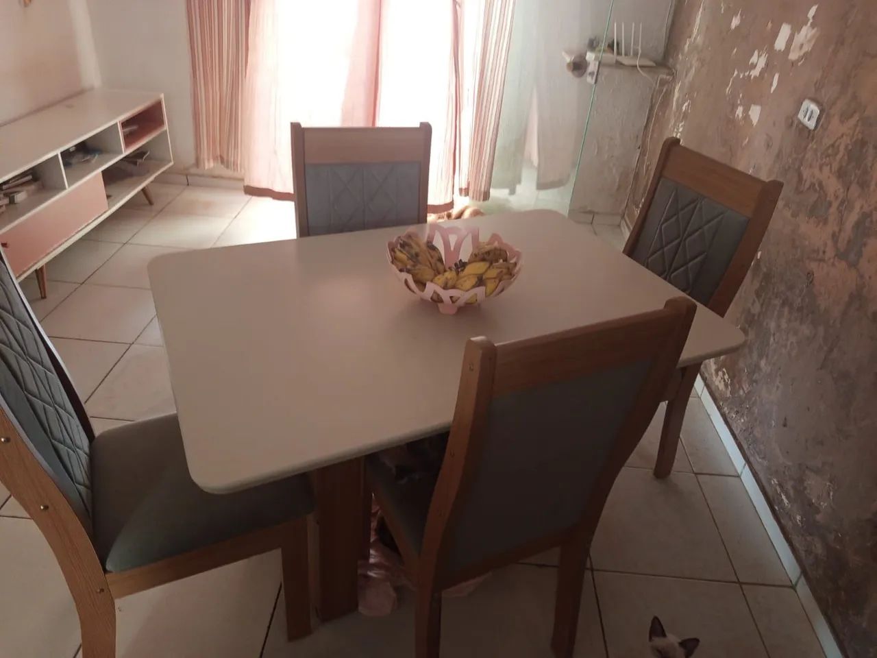 Mesa seminova sem danificações