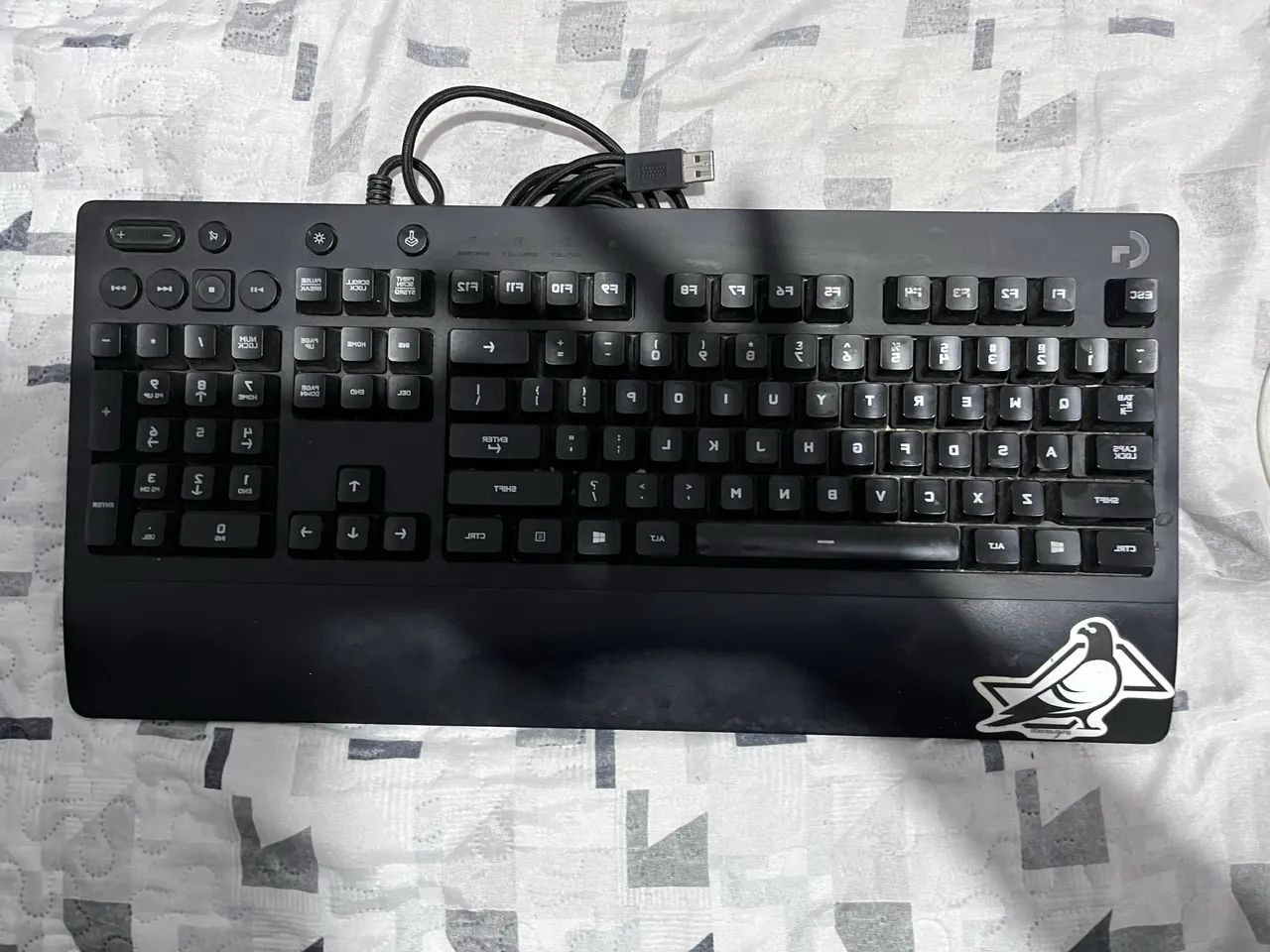 Teclado Logitech Mech-Dome RGB
