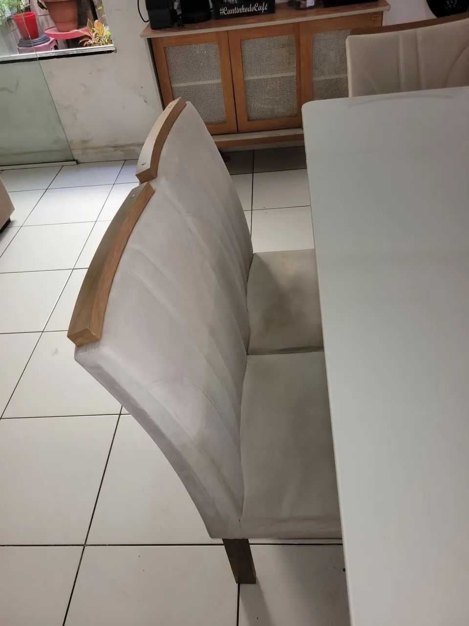 Vendo mesa com tampão de vidro de 6 cadeiras. - Foto 4