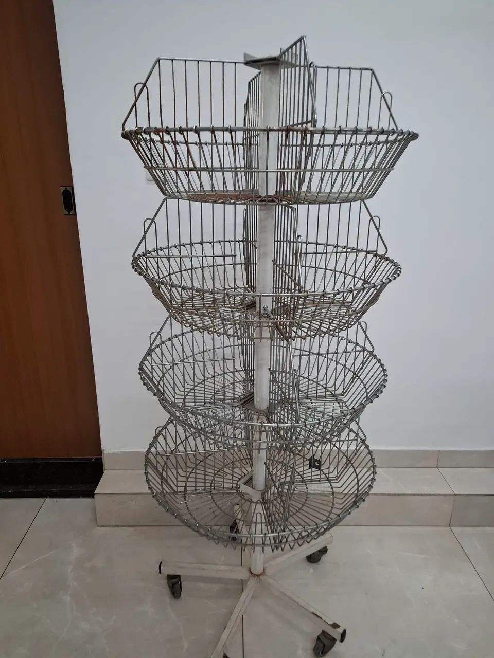 Cesto giratório em aço