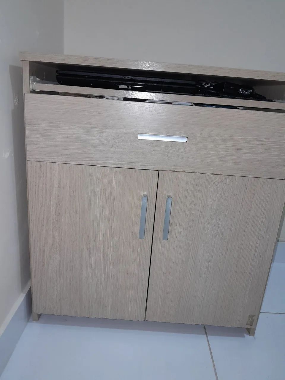 Escrivaninha com gaveta e suporte imbuído para teclado, duas porta com prateleira. - Foto 4