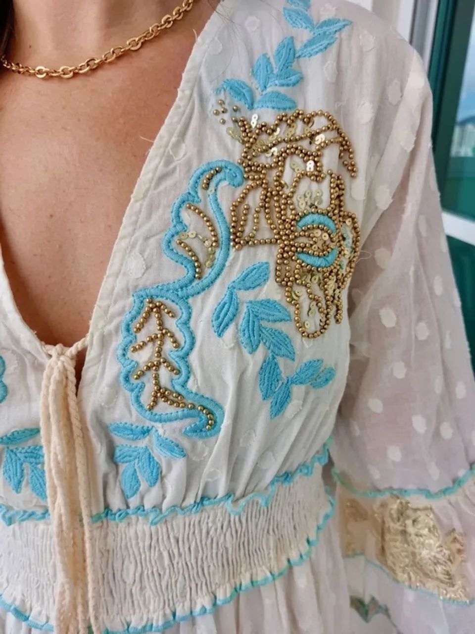 Vestido Boho Chic com Bordados Turquesa e Detalhes Dourados - Foto 4