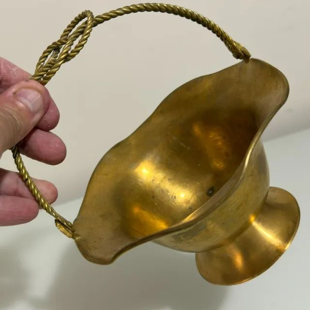 Cesta Antiga de Latão com alça retorcida - Foto 2