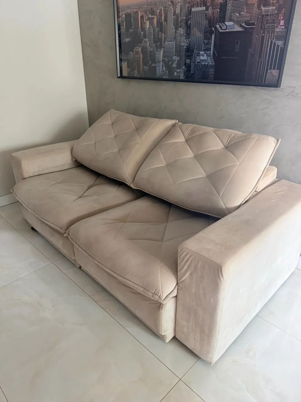 Sofá retrátil e reclinável bege nude elegante 