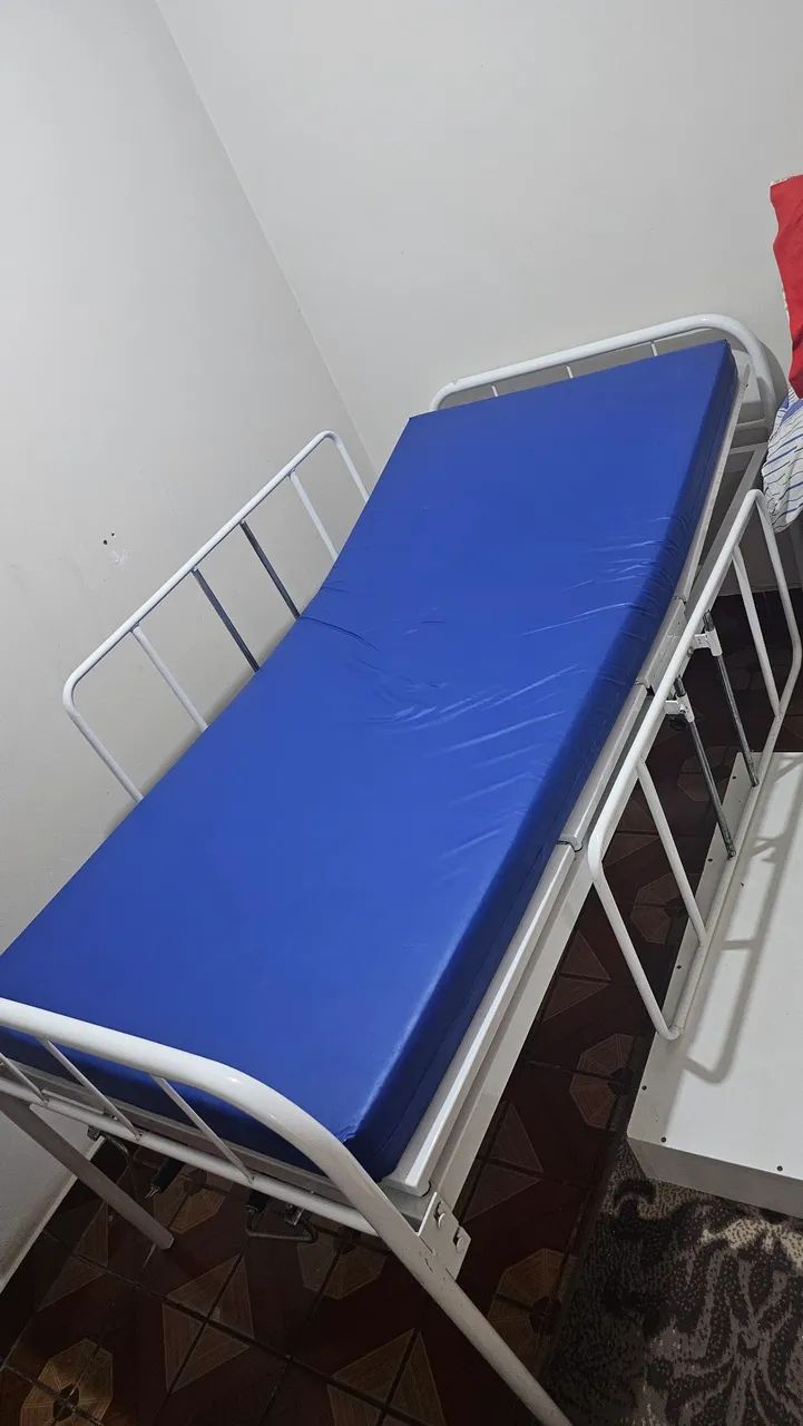 Cama hospitalar 2 manivelas + 2 colchões  - Foto 2