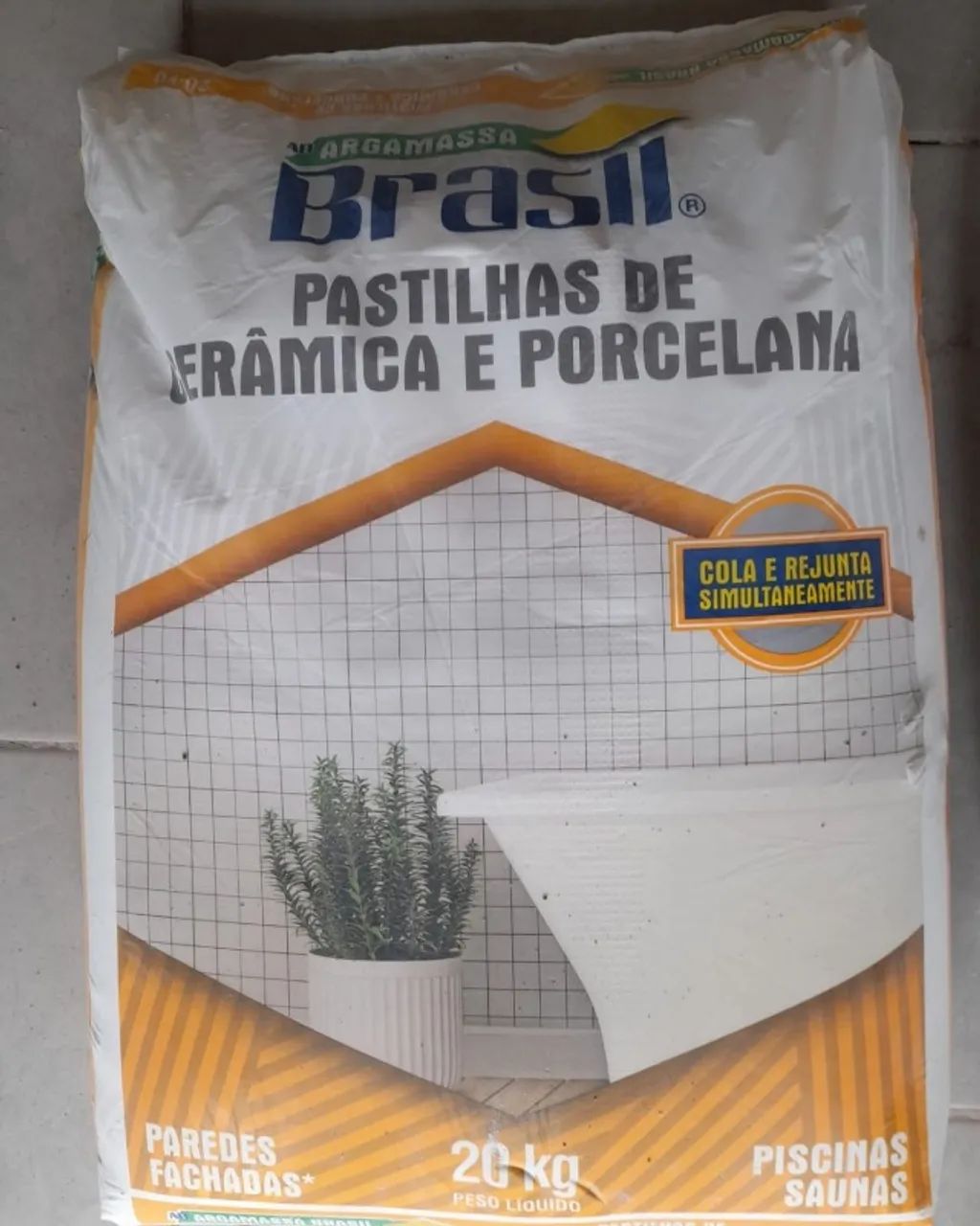 ARGAMASSA BRASIL PASTILHAS DE CERAMICA E PORCELANATOS BRANCA COLA E REJUNTA SIMULTANEAMENT