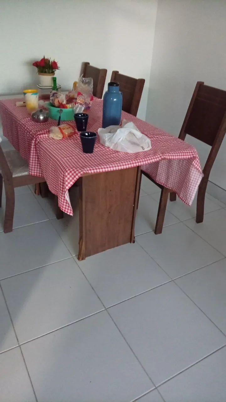 Mesa com 6 cadeiras 