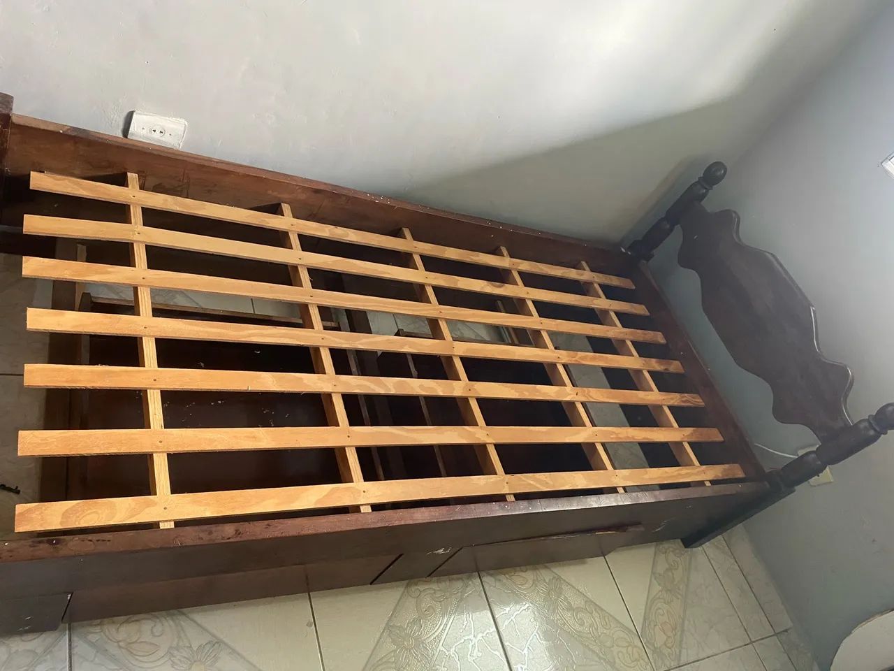 Cama de solteiro madeira pura com colchão 