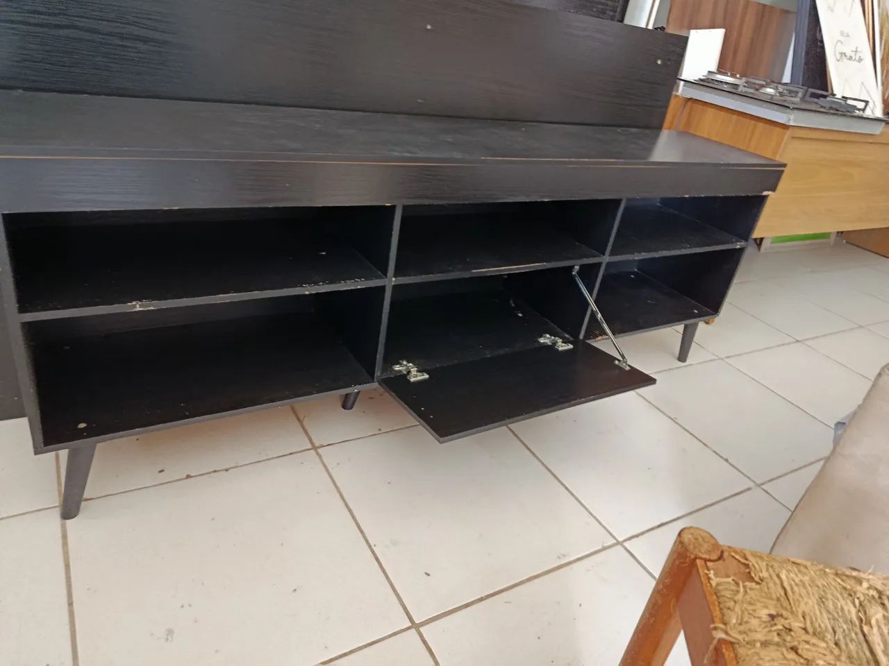 Painel com rack retrô com poucas marcas de uso - Foto 3