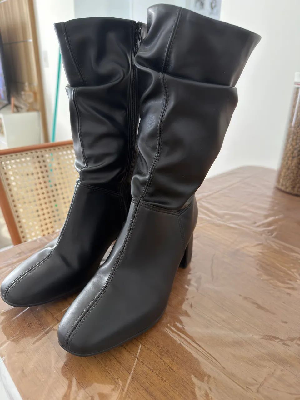 Bota cano médio drapeado 