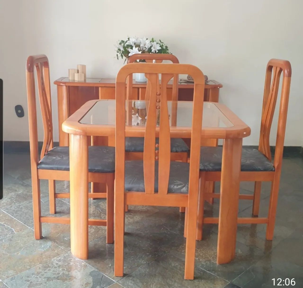 Buffet + mesa quadrada com 4 cadeiras
