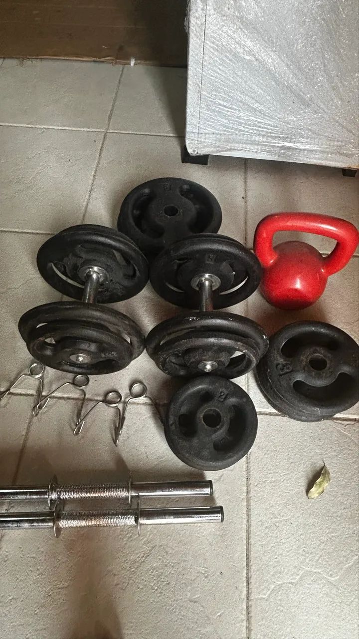 anilhas 84kg + banco +barras
