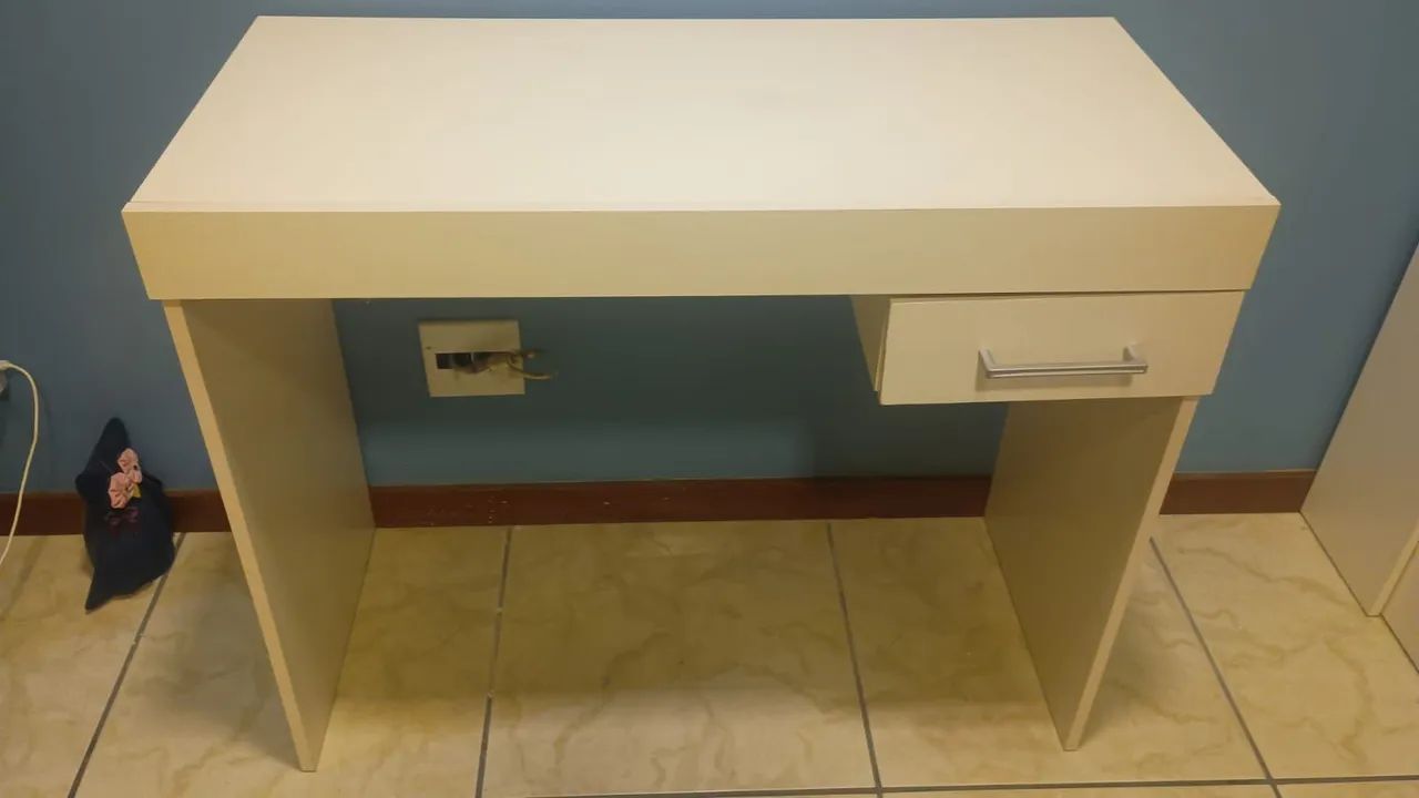 Mesa de escritório com gaveta