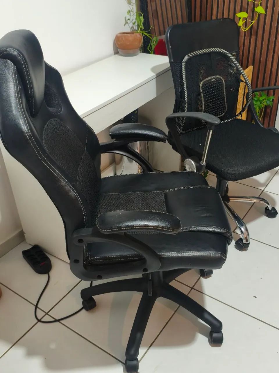 Combo de mesa e duas cadeiras.