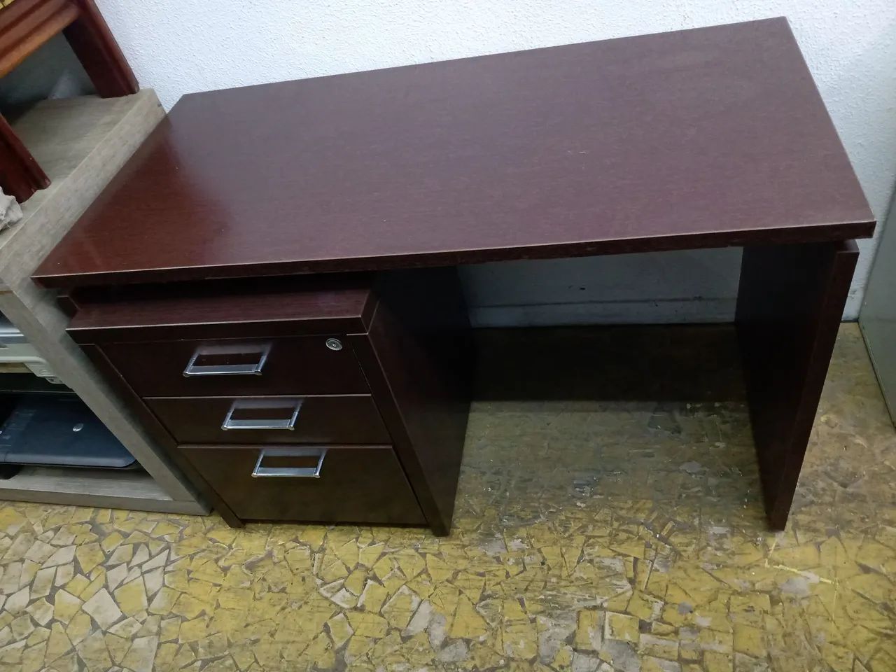 Escrivaninha com gaveteiro usada