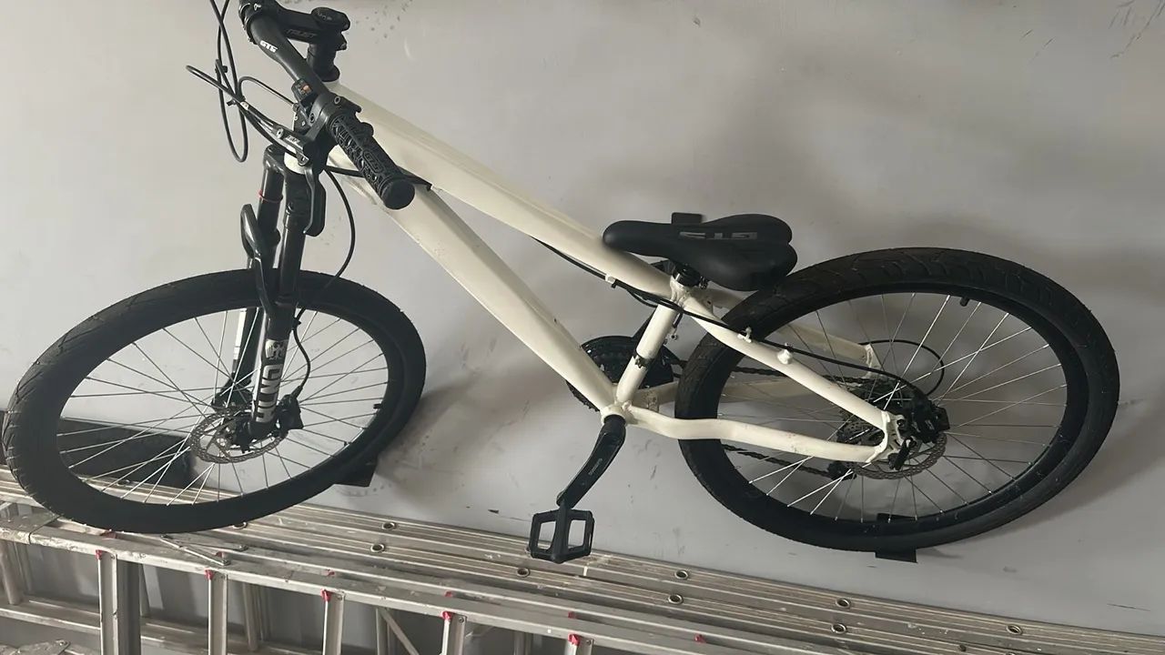 Bicicleta seminova aro 26, com freio hidráulico. - Foto 2