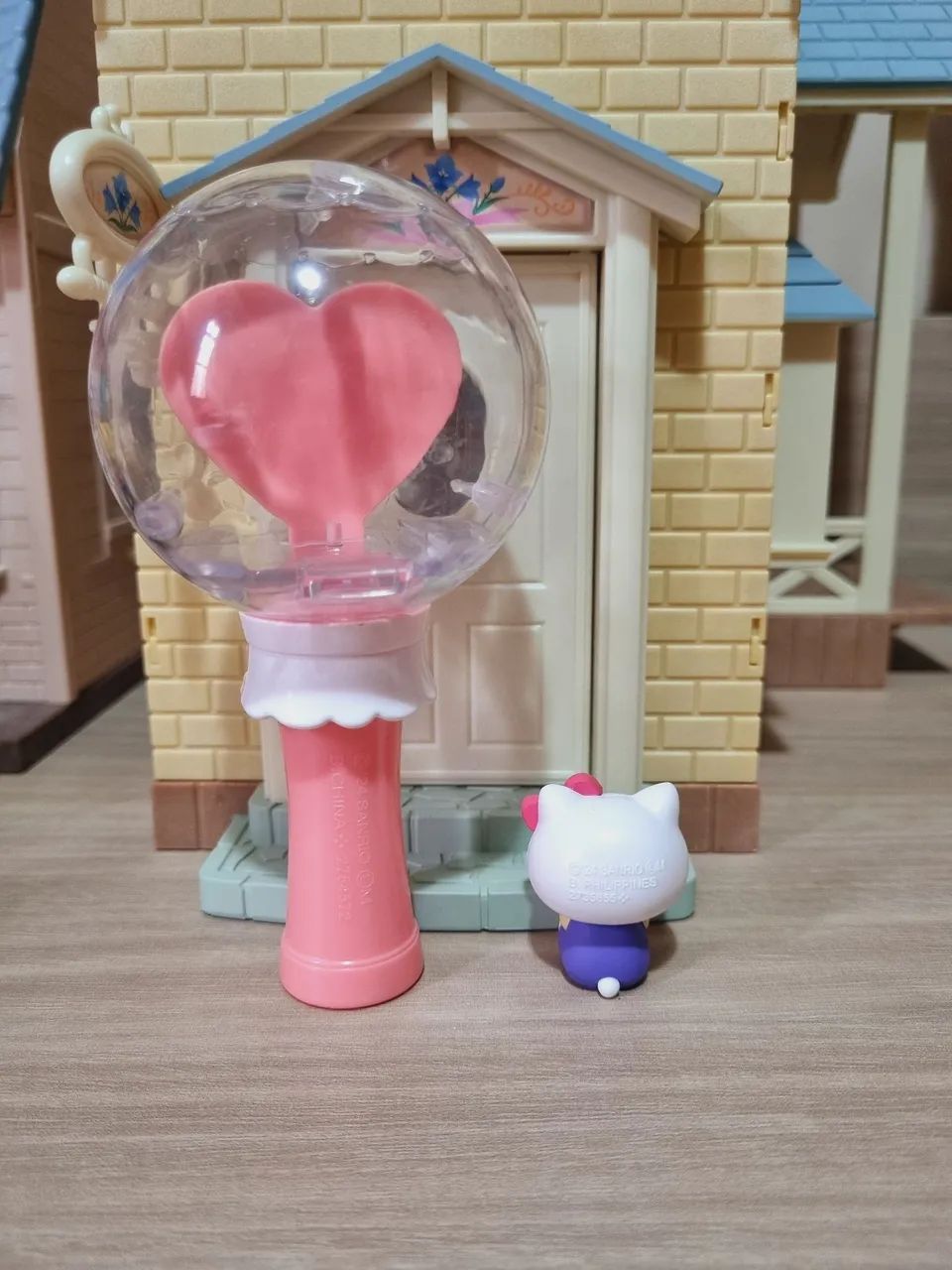 Lightstick e miniaturas Hello Kitty itens oficiais da Sanrio  - Foto 2