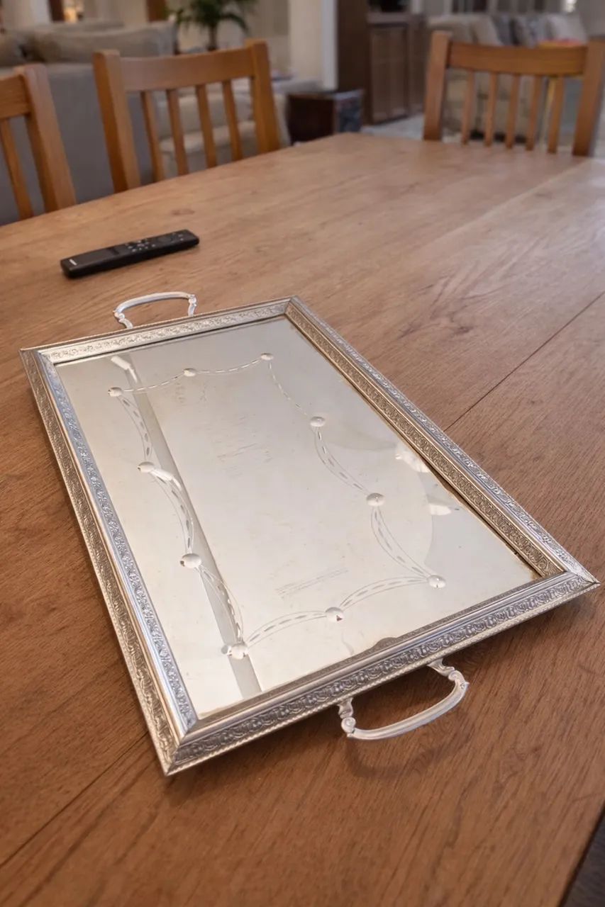 Antiguidade - bandeja em metal trabalhada e fundo em espelho lapidado - 50x30cm 