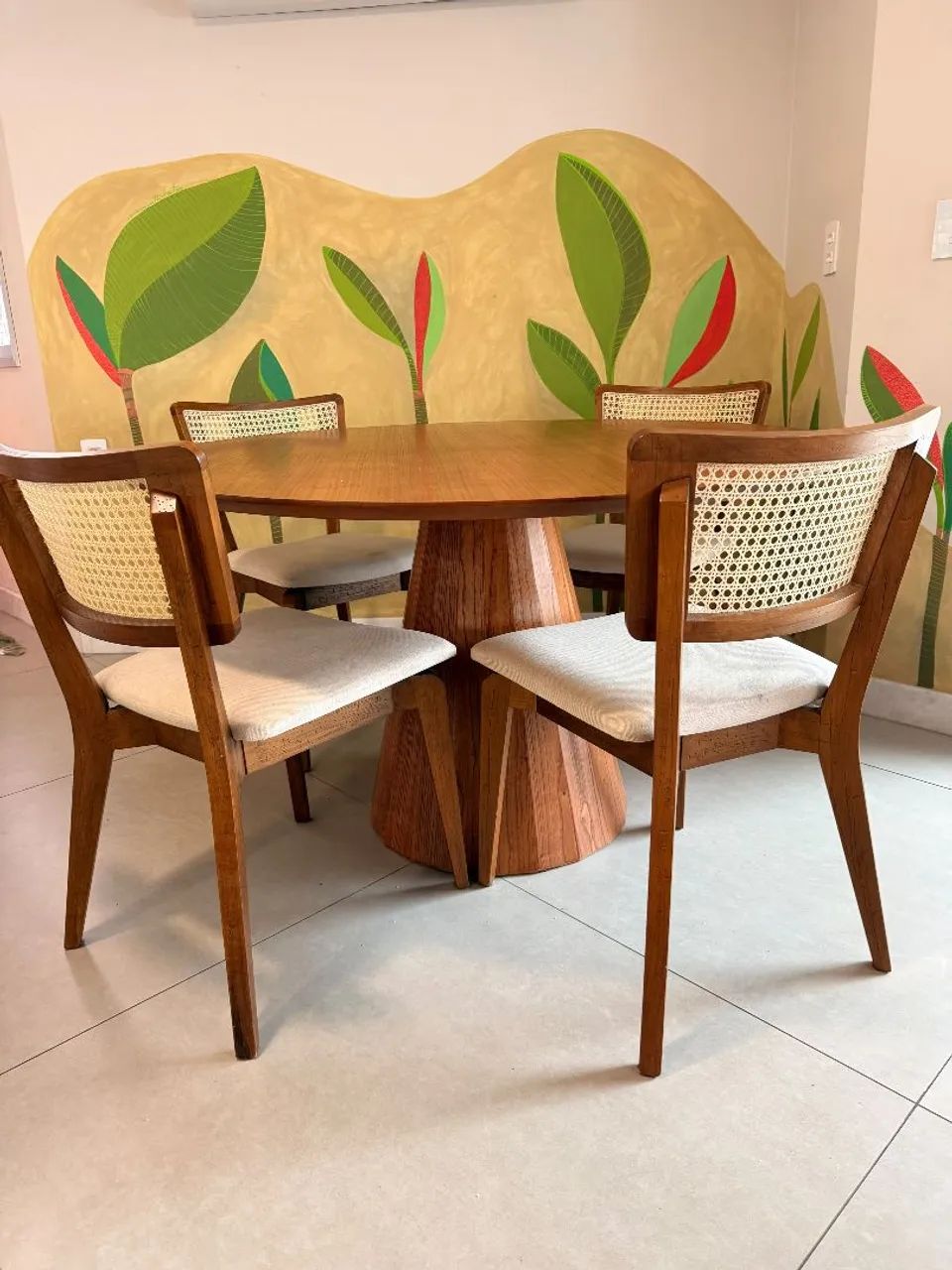 Mesa de 1,30m com 4 cadeiras