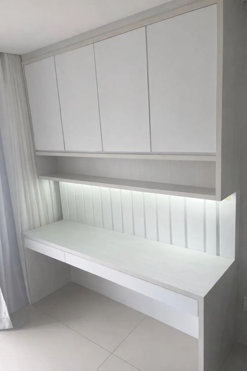 Escrivaninha + painel + Armário