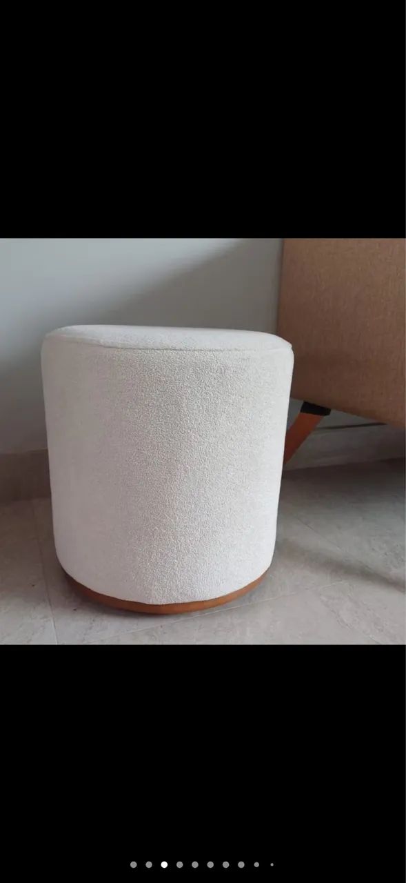 Puff Decorativo Redondo Bege com Base Amadeirada - Foto 2