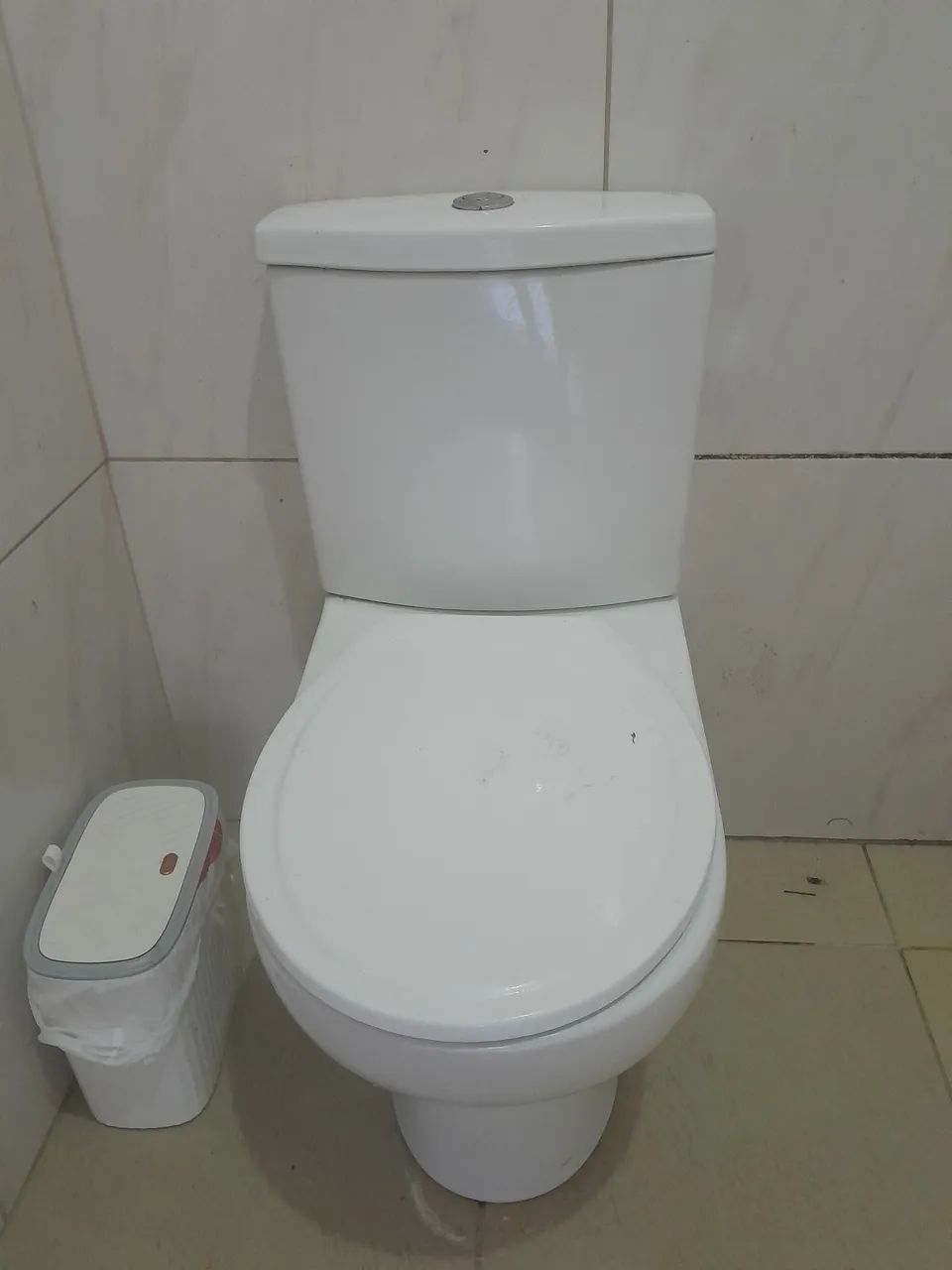 Vaso sanitário com caixa acoplada da marca Celite.