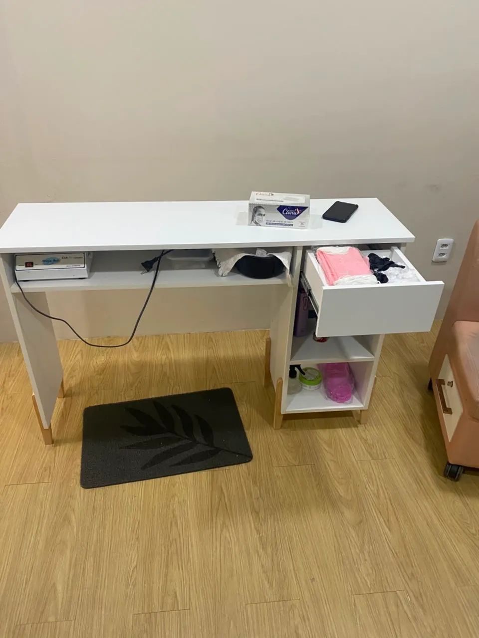 Mesa de manicure e expositor de esmalte. 