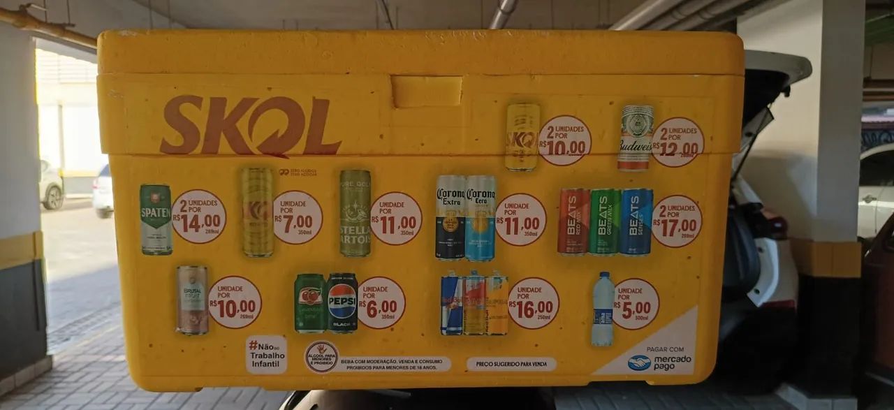 Caixa de isopor bebidas com guarda sol