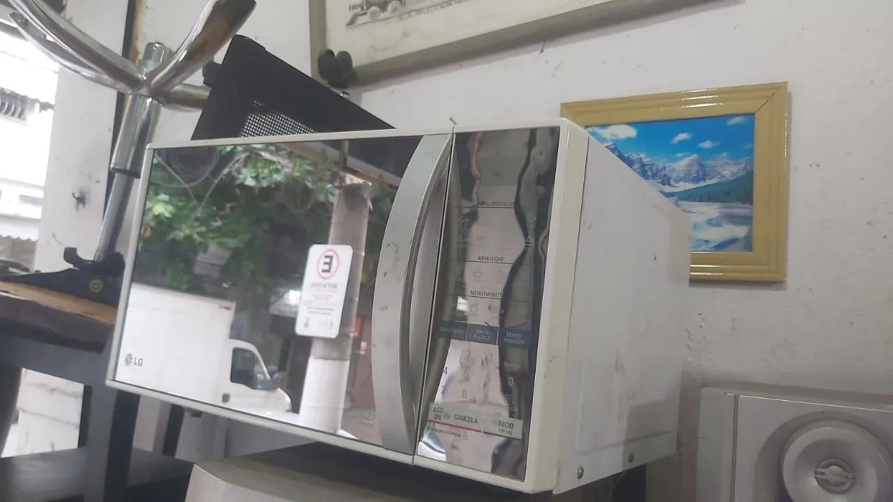 Microondas LG em bom estado e funcionando  . Volts 220. - Foto 4
