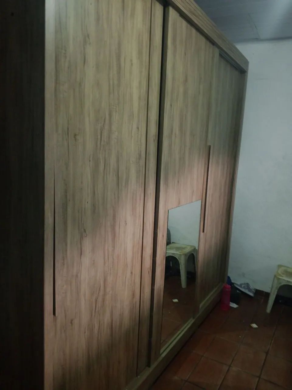 Vende guarda roupa 3 portas grandes de correr e com espelho  - Foto 3