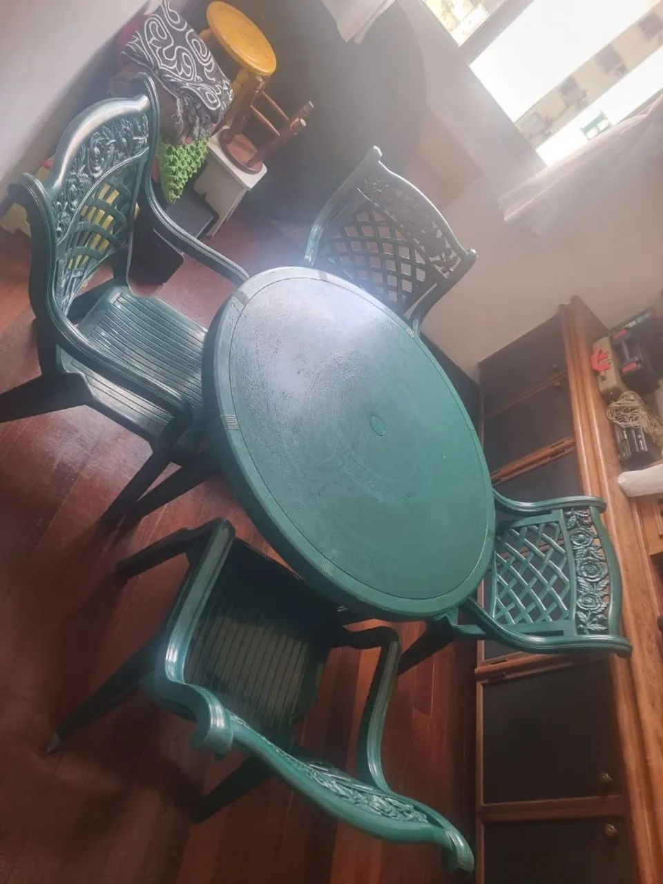 Mesa importada (com 5 cadeiras)