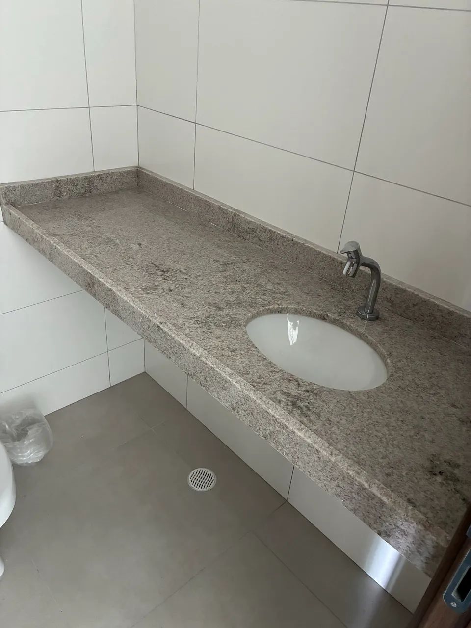 Bancada de Granito 1,50 x 0,50 com Cuba de Porcelana + Torneira Docol