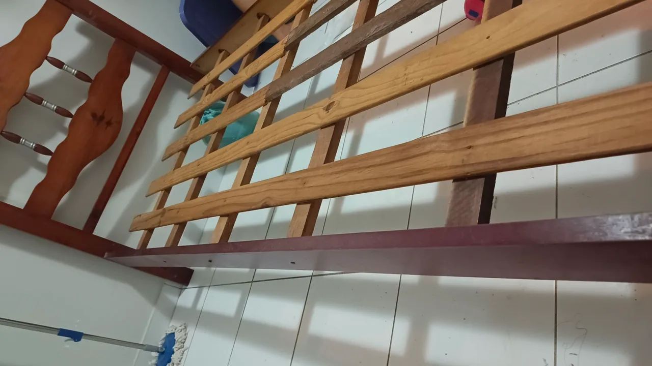 Cama solteirão de madeira