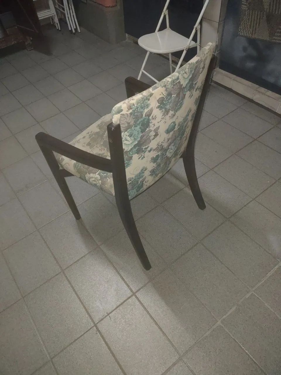 Cadeira bem antiga 