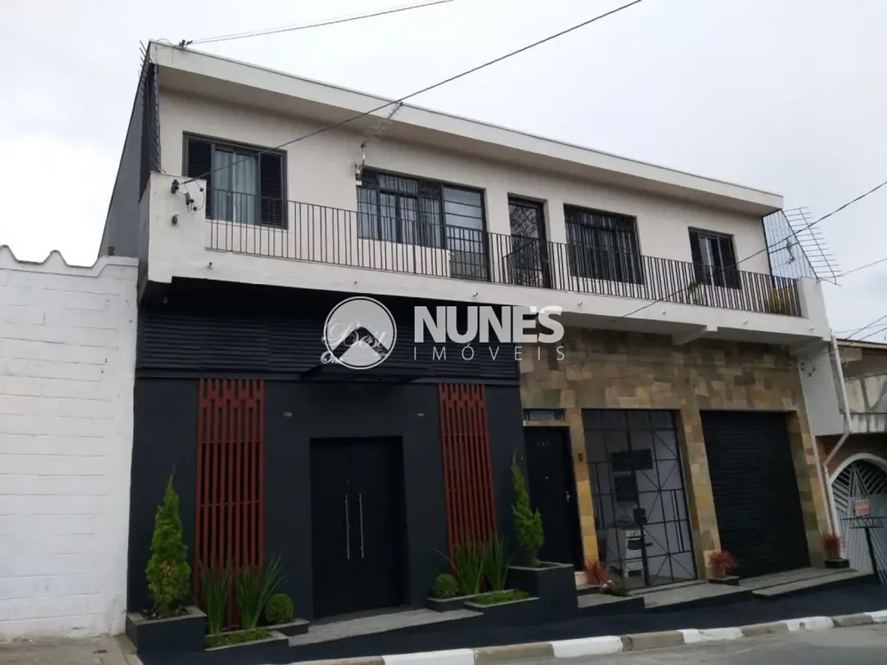 Imóvel contendo 3 salões sendo um pronto para restaurante e Bar e duas casas!