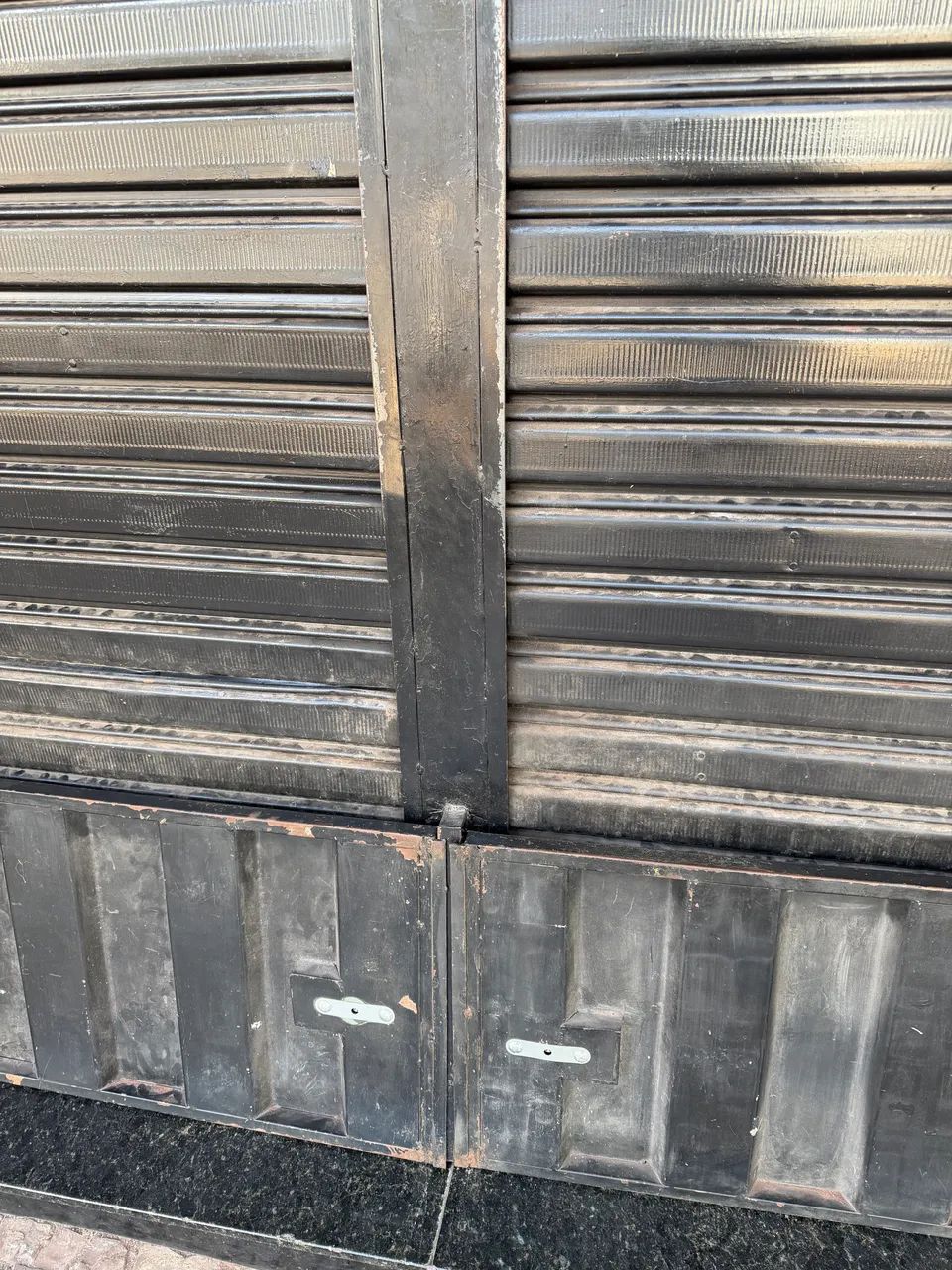 Porta de loja de enrolar com placas de proteção 280x287 - Foto 2
