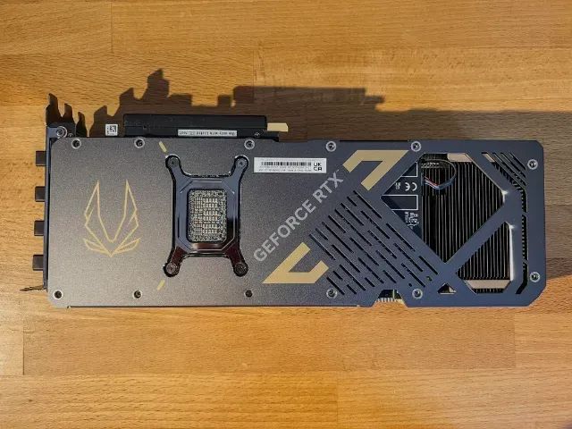 Placa de Vídeo Zotac GeForce RTX5080 Solid Core OC 16GB 