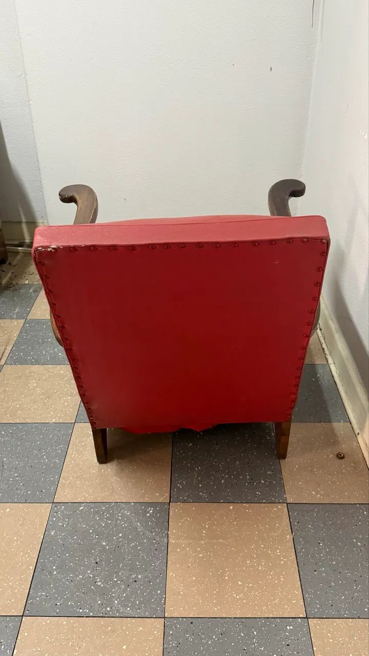 Poltrona antiga vintage em madeira e couro vermelho  - Foto 2