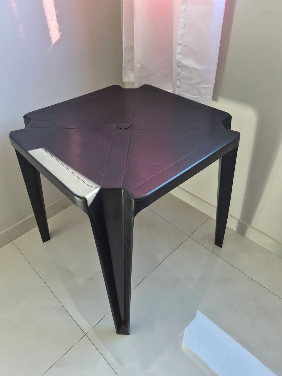 MESA PRETA DE PLÁSTICO 