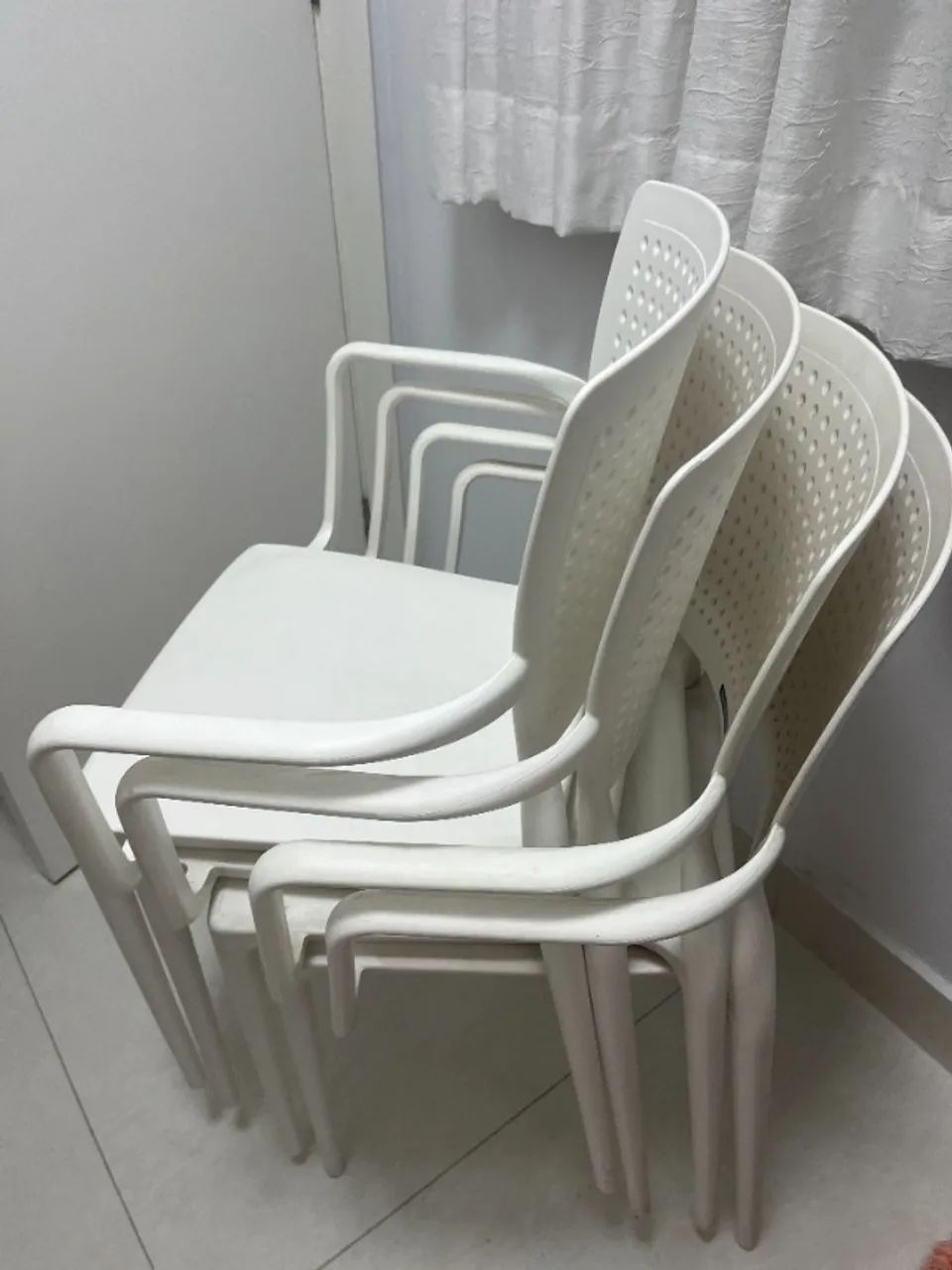 4 Cadeiras Tramontina, Nova. Branca c/ Braço.  Safira. Suporta até 180 kg - Foto 2