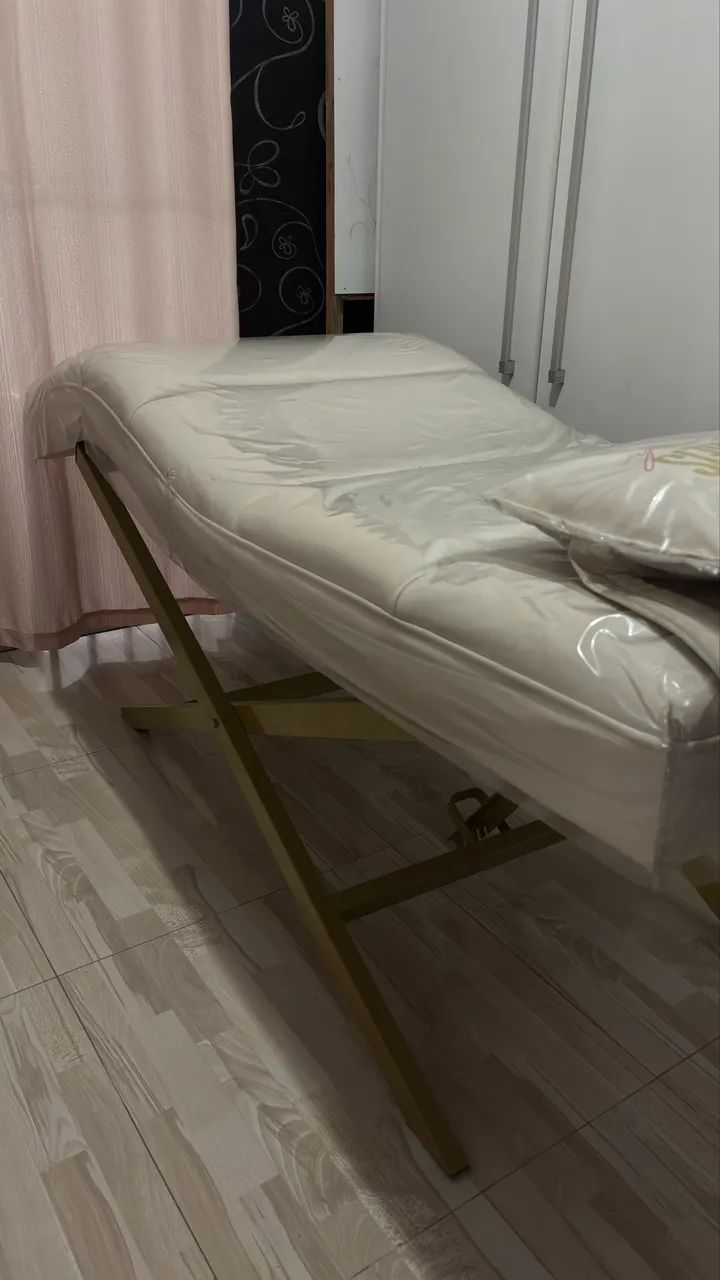 Maca de estética off white com pés dourados  - Foto 3