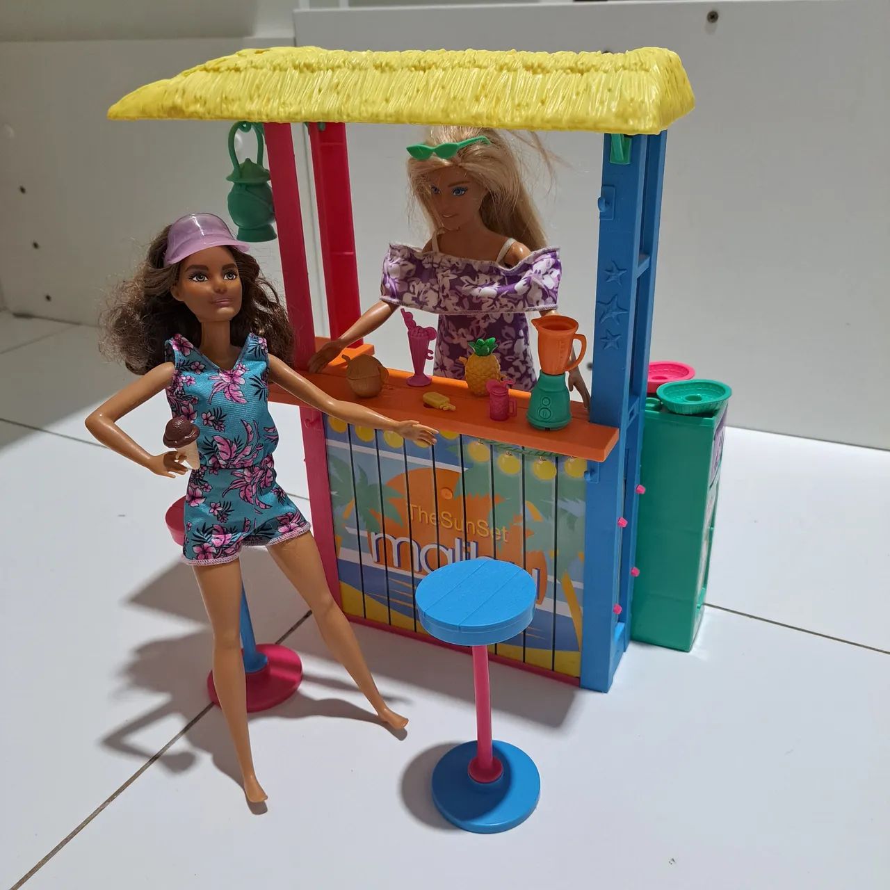 Quiosque de suco Barbie Malibu com duas bonecas - Foto 2
