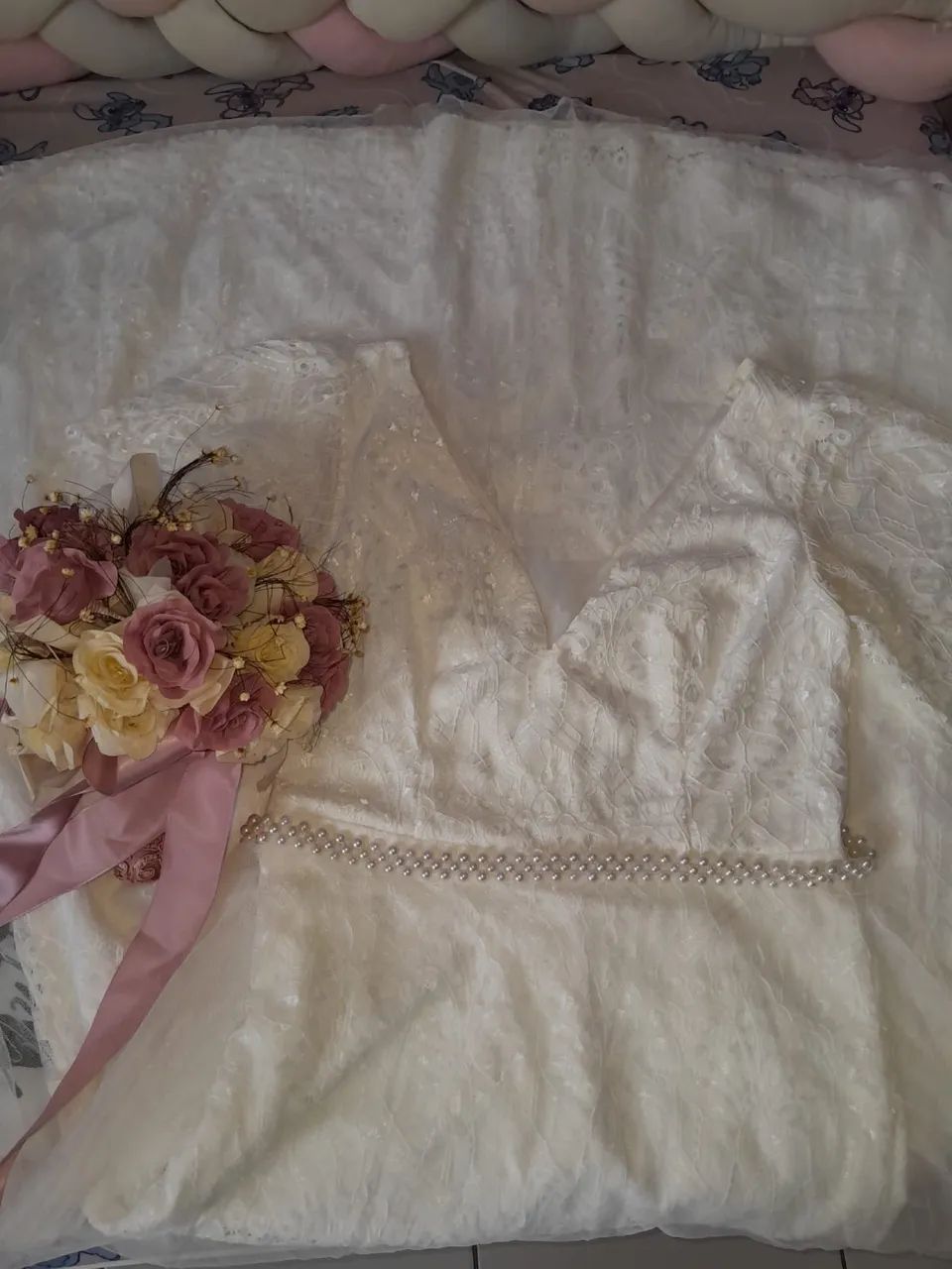 Vestido de noiva com buquê  - Foto 2