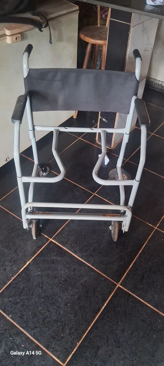 Título: Cadeira de Banho e Higiene (Acessibilidade)