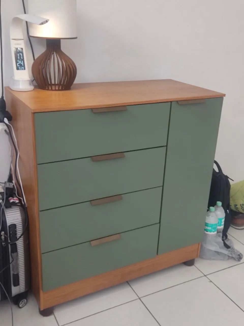 Vendo cômoda linda super nova. 